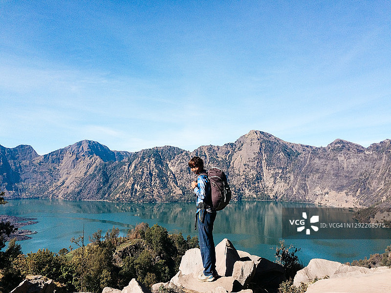 攀登印尼龙目岛林贾尼火山图片素材