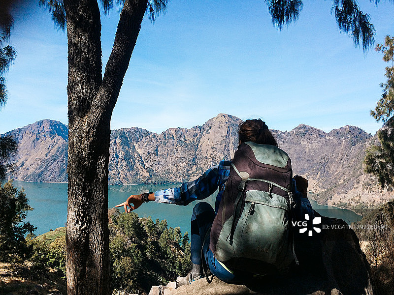 攀登印尼龙目岛林贾尼火山图片素材