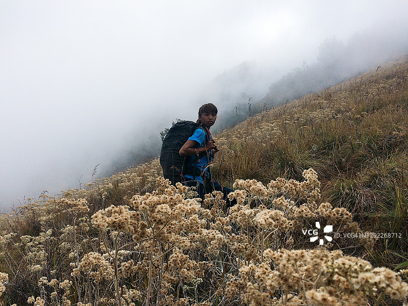 攀登印尼龙目岛林贾尼火山图片素材