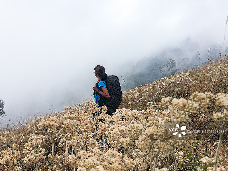 攀登印尼龙目岛林贾尼火山图片素材