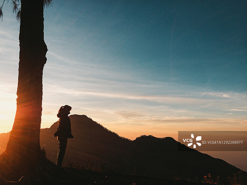 攀登印尼龙目岛林贾尼火山图片素材