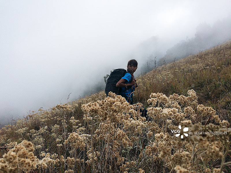 攀登印尼龙目岛林贾尼火山图片素材