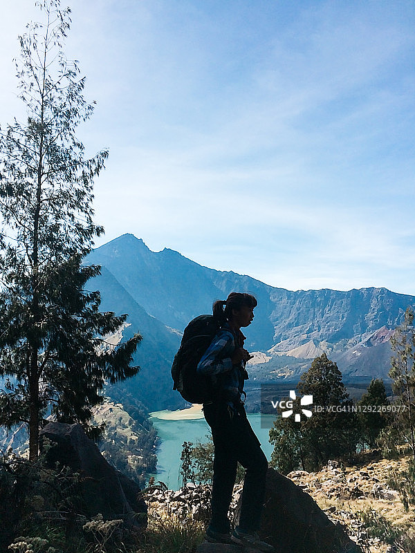 攀登印尼龙目岛林贾尼火山图片素材