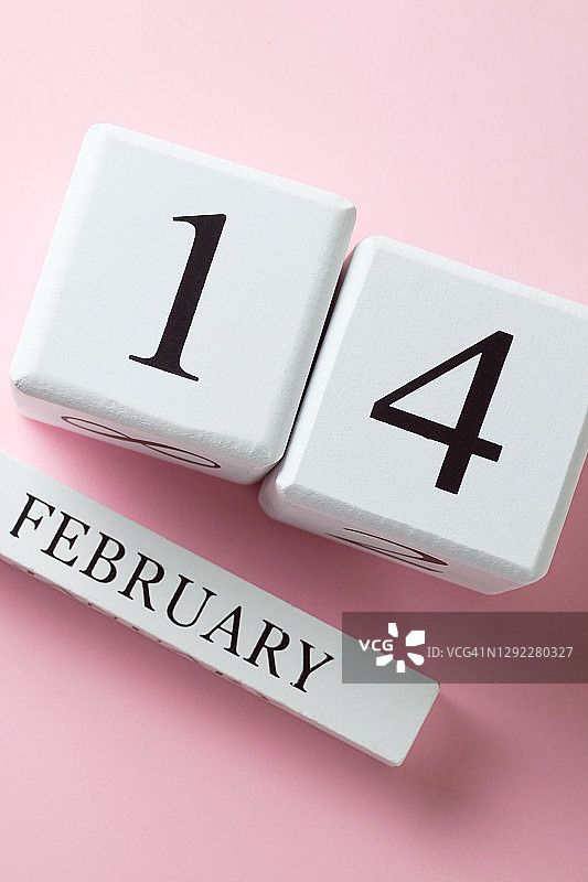 2月14日日历日期，白色木制日历上的铭文，情人节贺卡图片素材