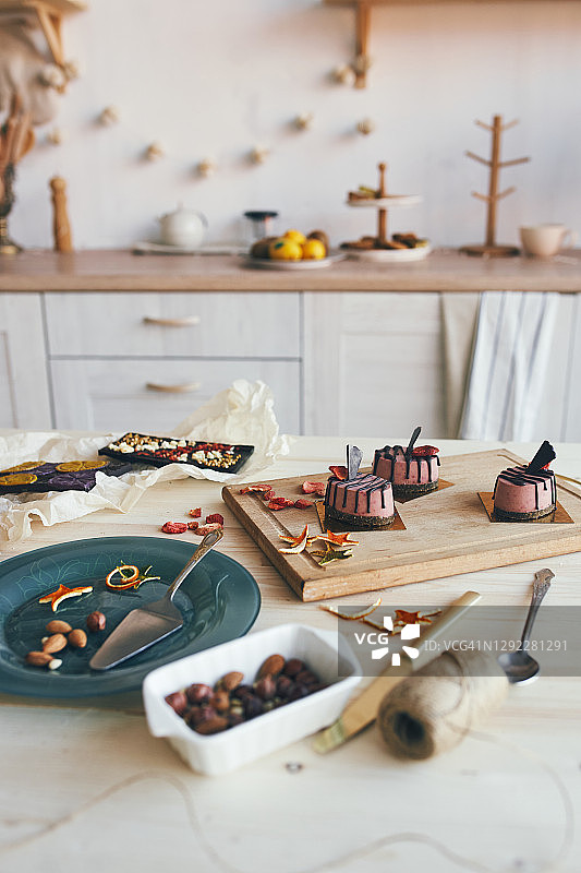 绿松石手工巧克力板配草莓和蔓越莓图片素材