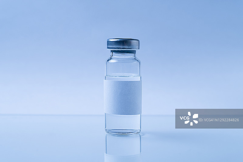 装有新冠病毒或感冒流感疫苗的医用玻璃瓶或安瓿，背景为白色。治疗和预防感染、病毒和肺炎传播的概念图片素材
