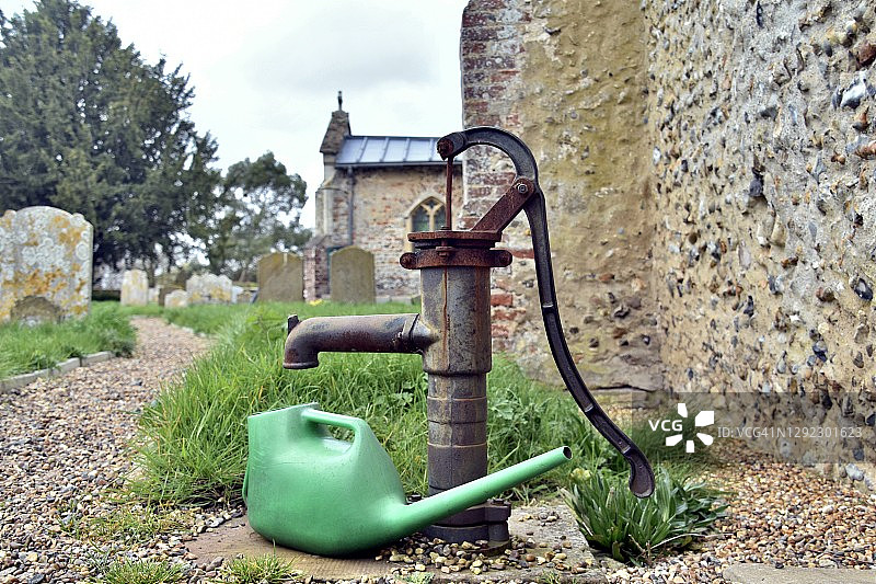 教堂墓地的水泵和喷壶图片素材