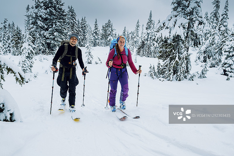在加里波第省立公园越野滑雪的滑雪者图片素材