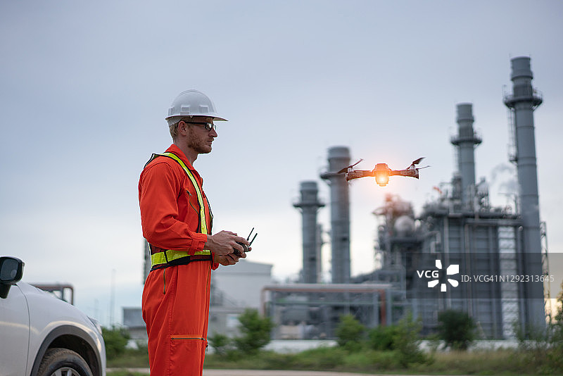 工程师在建筑工地使用无人机图片素材