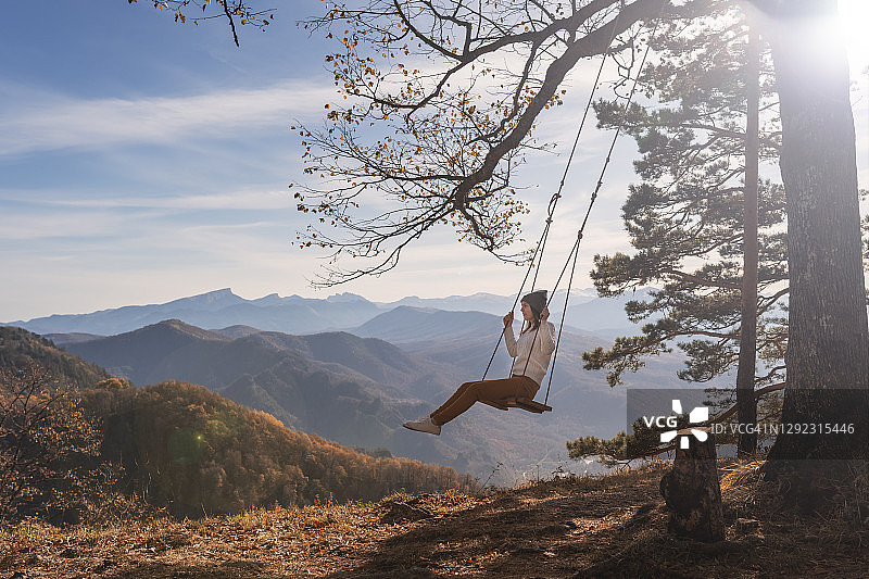 厄瓜多尔巴尼奥斯：世界尽头的秋千位于厄瓜多尔圣水巴尼奥斯树屋图片素材