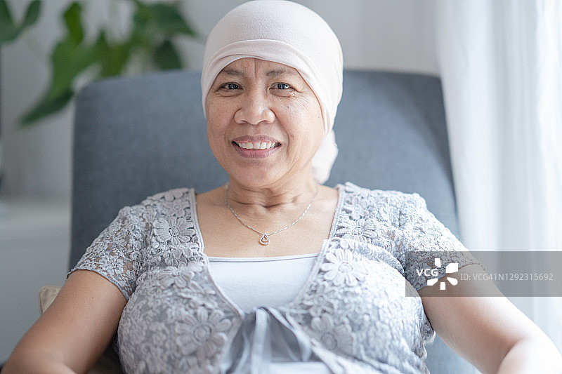 对着镜头微笑的亚洲女癌症患者图片素材
