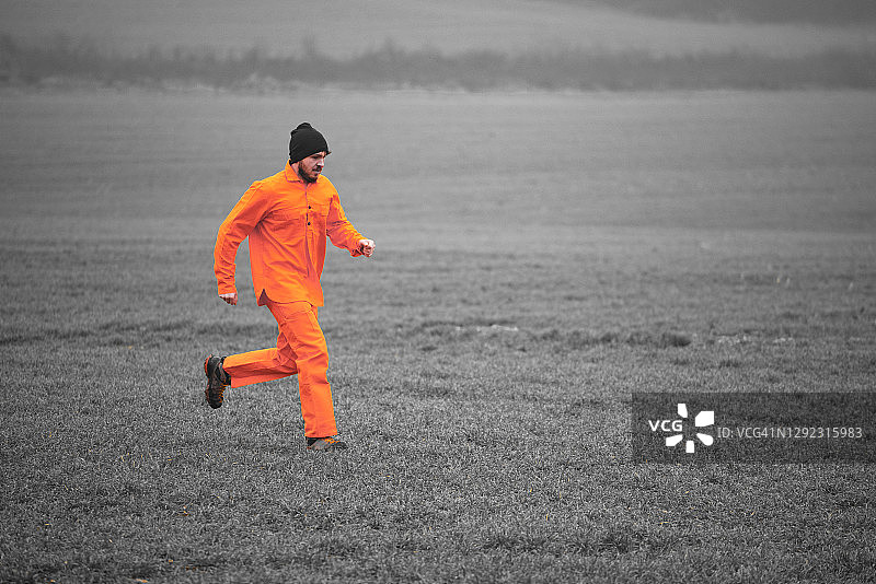 囚犯奔向自由图片素材