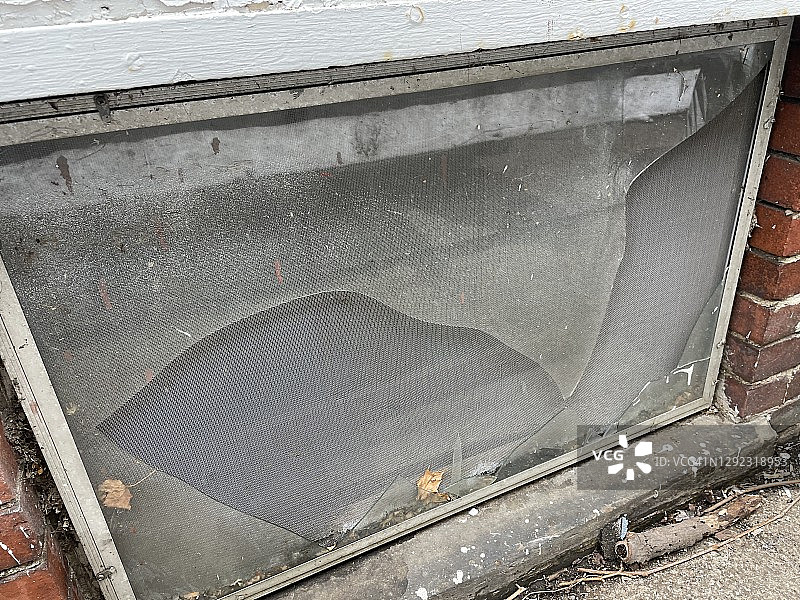 破损的地下室窗户图片素材
