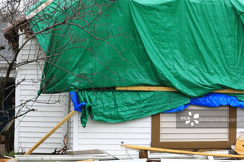 临时防水布下的风暴破坏图片素材