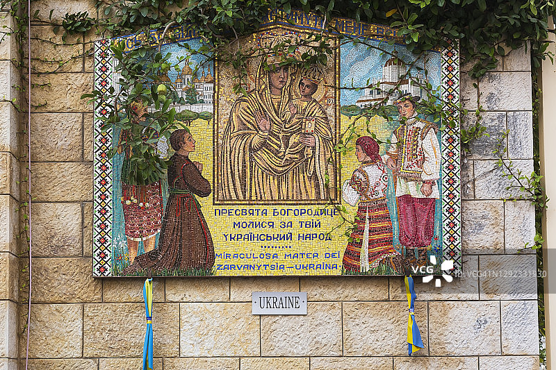 带有乌克兰宗教场景马赛克的石墙图片素材
