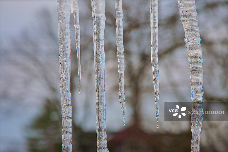 十二月屋檐下的冰柱图片素材