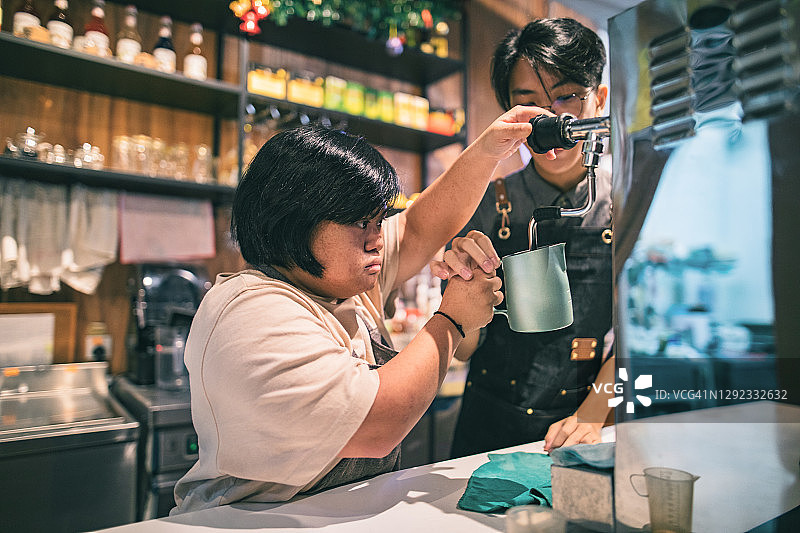 亚洲残疾女孩在咖啡馆与同事一起工作图片素材