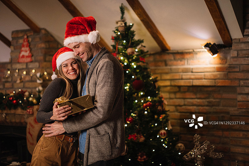 圣诞节是馈赠的季节图片素材