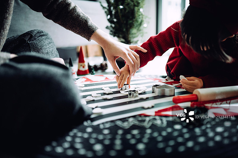 亚洲小女孩和母亲在客厅用粘土制作圣诞装饰品的特写，享受母女亲子时光，自制创意工艺爱好，圣诞节日氛围，圣诞生活方式主题图片素材