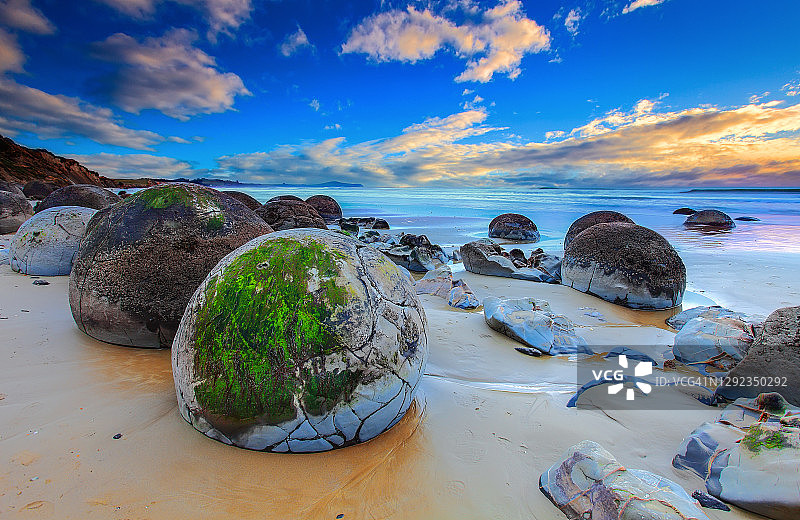 新西兰摩拉基巨石的日出美景图片素材