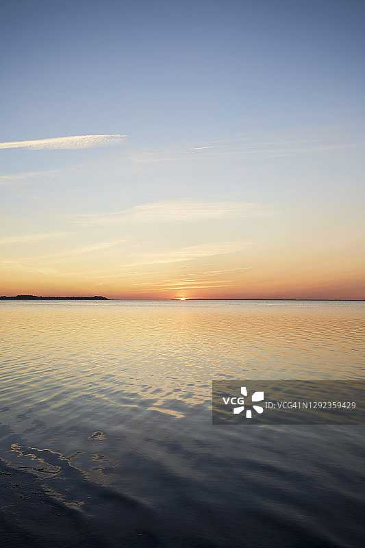 海边的田园日落，天空倒映在海中图片素材