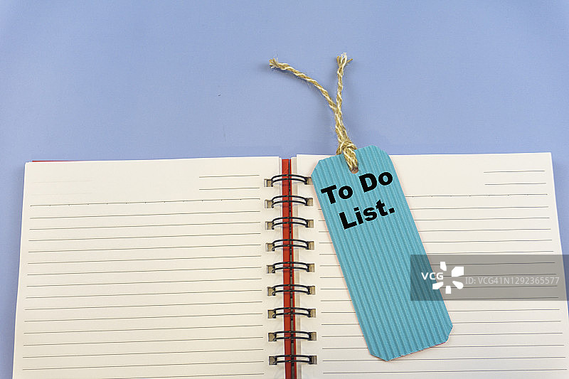 带有空白便签的绿色销售标签上的待办事项清单图片素材