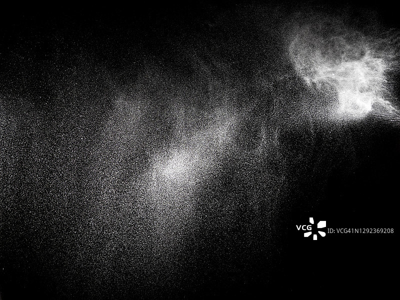 黑色背景上白色水滴纹理全画幅图片素材