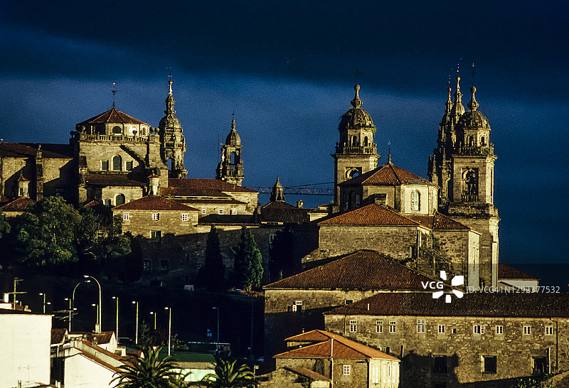 西班牙圣地亚哥-德孔波斯特拉大教堂侧面图片素材