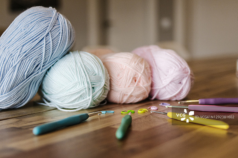 四团毛线与钩针和记号扣图片素材
