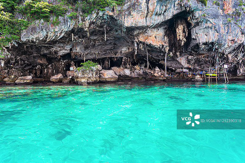 阳光明媚的皮皮岛美丽热带海湾图片素材
