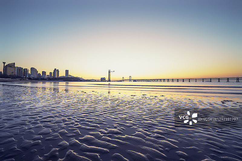 日出前的城市海滩图片素材