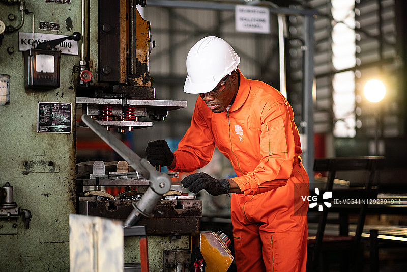 工厂工人操作带锯切割机图片素材