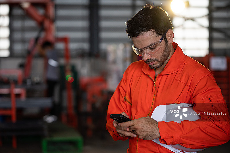 专注的工厂工人图片素材