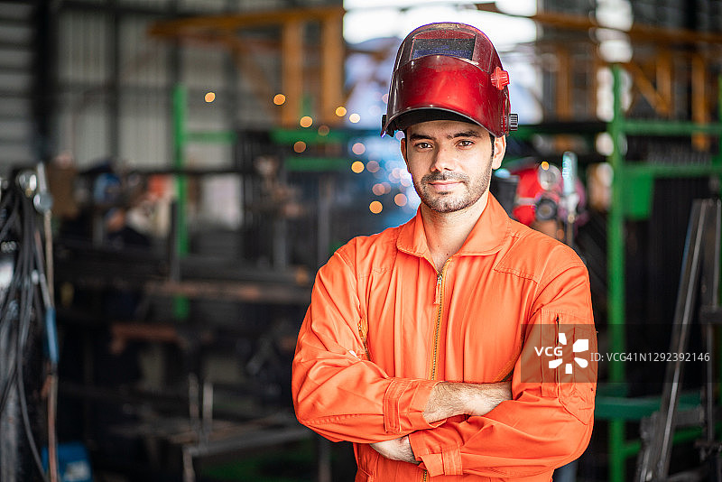 工厂里交叉双臂的工业工程师肖像图片素材