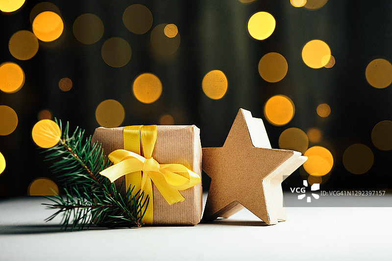 新年礼物：云杉枝和花环图片素材