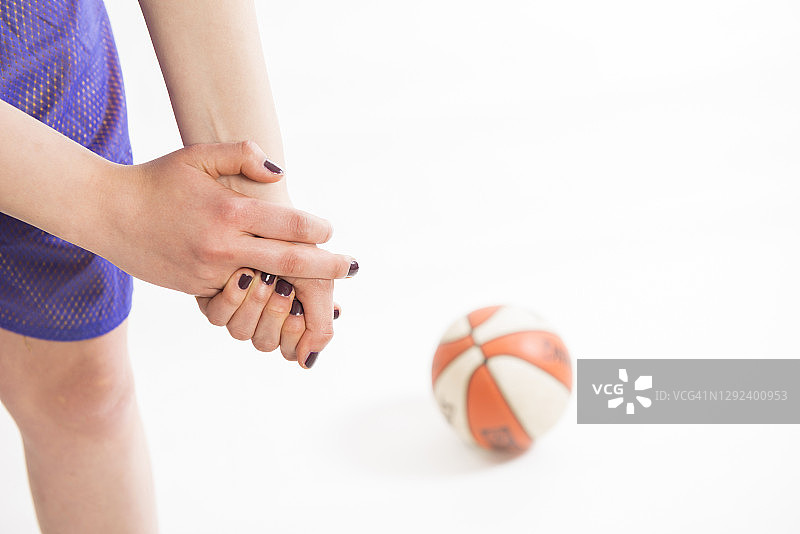 年轻女人手部疼痛，白色背景图片素材