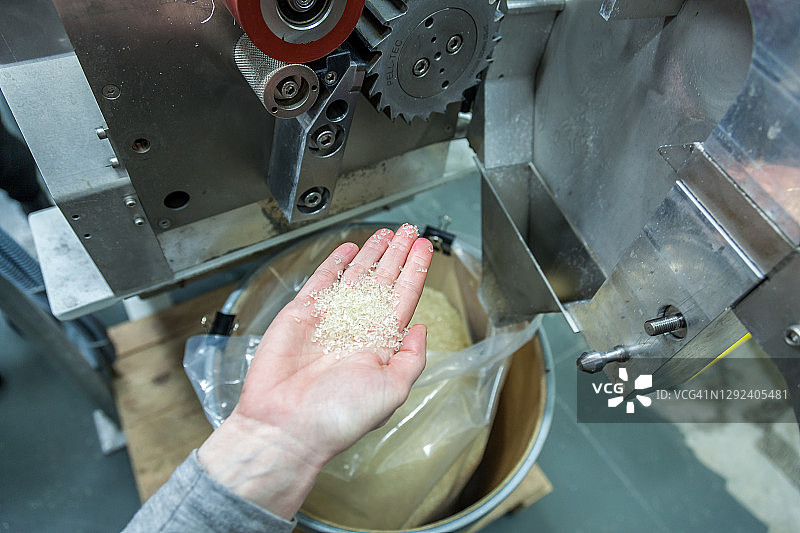 科学家手持塑料颗粒图片素材