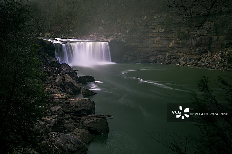 在坎伯兰瀑布依偎图片素材