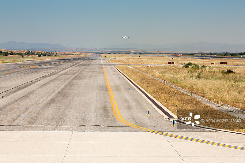 飞机从马德里巴拉哈斯机场跑道起飞图片素材