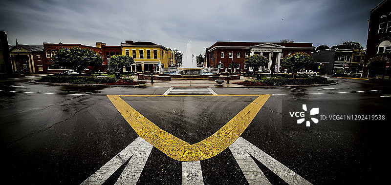 潮湿的喷泉广场图片素材
