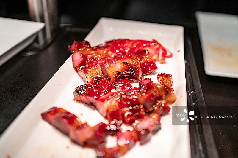 盘中烤猪肉特写图片素材