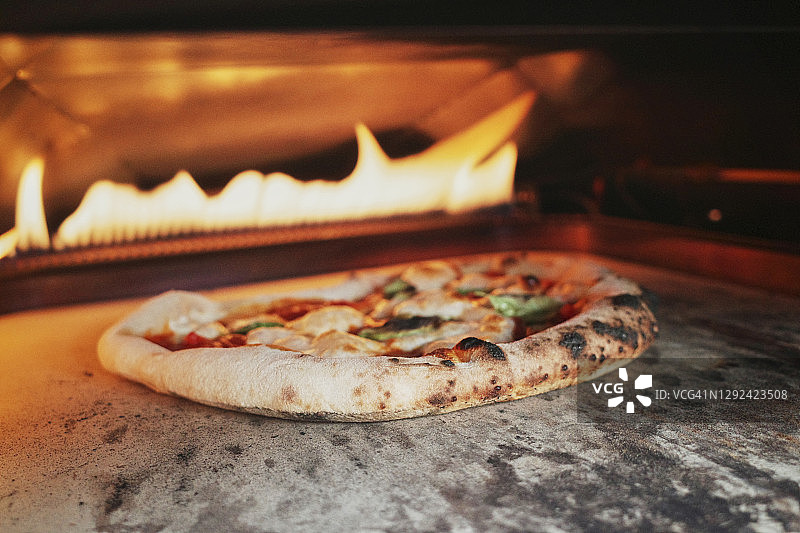 自制意大利辣香肠披萨图片素材