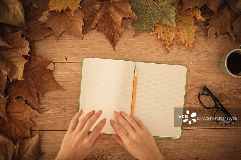 在笔记本上写下秋季计划图片素材