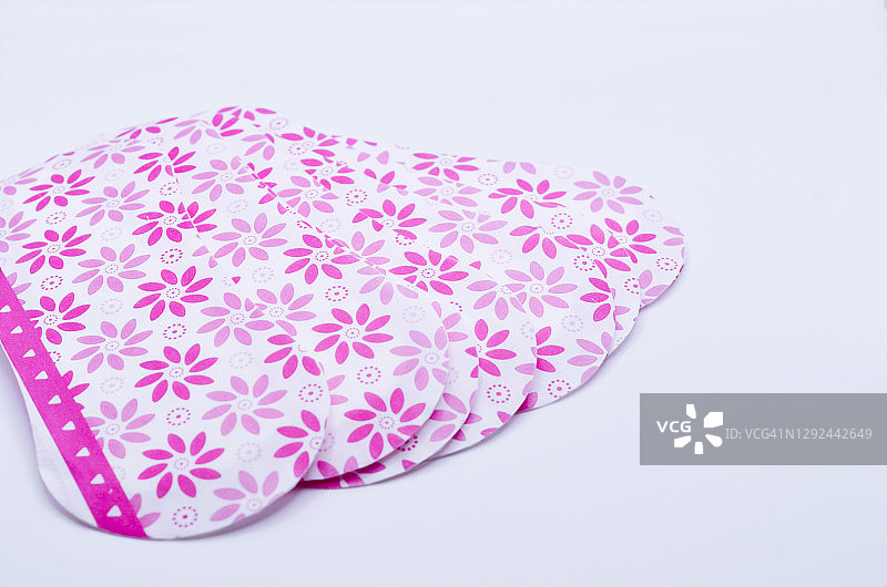 白色背景上的卫生巾图片素材