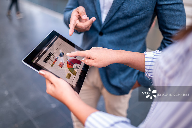 女商人手持平板电脑图片素材