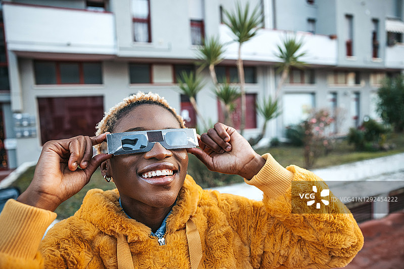 观看日食的少女图片素材