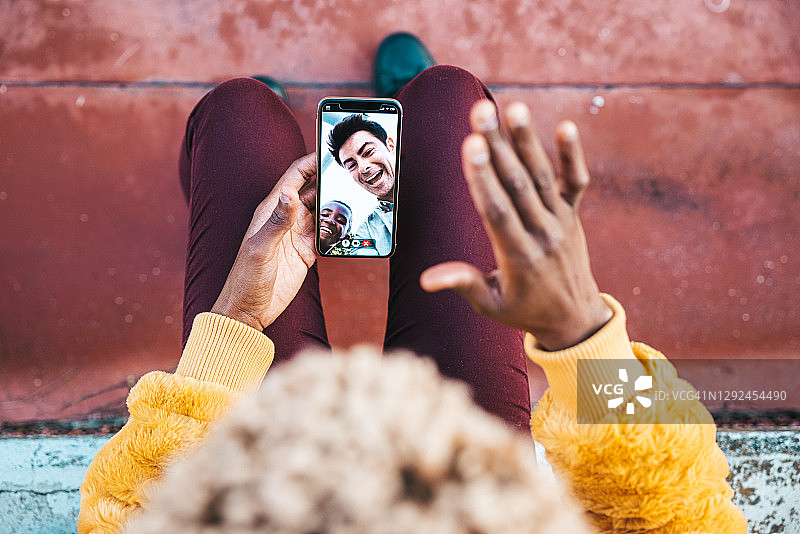 通过视频通话与朋友交谈的女人图片素材