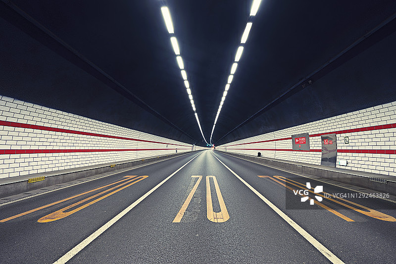 延伸至远方的隧道公路图片素材