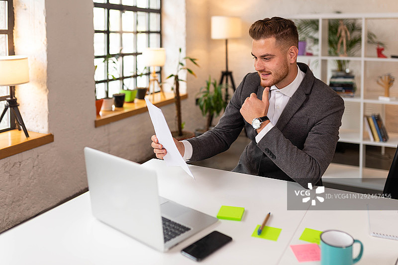 在办公室工作的年轻帅气男子图片素材