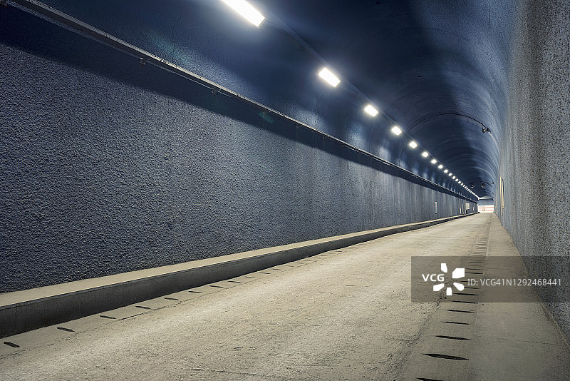 延伸至远方的隧道公路图片素材